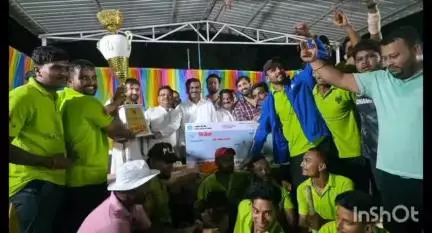सूरजपुर: सिलफिली में SPL क्रिकेट प्रतियोगिता के समापन में मुख्य अतिथि के रूप में मंत्री प्रतिनिधि ठाकुर राजवाड़े हुए शामिल