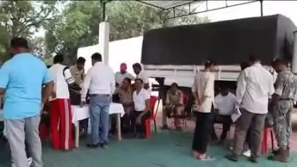 अंबिकापुर: पुलिस लाइन में HSRP नंबर प्लेट हेतु आयोजित शिविर में 186 से अधिक पुलिस अधिकारी/कर्मचारी और उनके परिवार हुए लाभान्वित