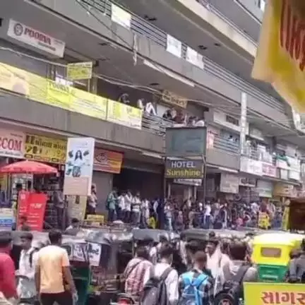 રાજકોટ પશ્ચિમ: આજે યોજાયેલ લોક રક્ષક દળની પરીક્ષા દીધા બાદ સમયસર બસ ન મળતા એસટી બસ સ્ટેન્ડે વિદ્યાર્થીઓની ભારે ભીડ #jansamasya