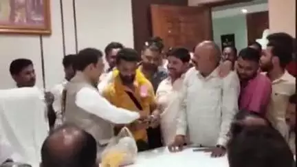 दतिया नगर: पूर्व गृहमंत्री डॉ. नरोत्तम मिश्रा ने माई कृपा निवास पर अमरनाथ तीर्थ यात्रा पर जा रहे युवाओं का किया स्वागत