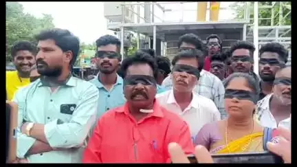 పలమనేరు: దళితులపై దాడి చేసిన వారిని అరెస్ట్ చేయాలని పట్టణంలో కళ్ళకు గంతలతో నిరసన చేపట్టిన మానవ హక్కుల నేతలు