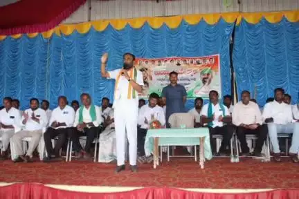 కోరుట్ల: ఇబ్రహీంపట్నం మండలం యమపూర్ గ్రామంలో ఇందిరమ్మ ఇండ్ల ప్రొసీడింగ్‌ పత్రాలు పంపిణీ చేసిన కాంగ్రెస్‌ ఇంఛార్జి