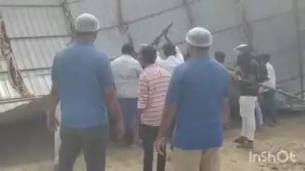மதுரை கிழக்கு: திமுக கூட்டத்திற்கு அமைக்கப்பட்ட மேற்கூரைகள் பறந்து விழுந்து விபத்து - மேற்கூறை விழுந்த விபத்தில் சிக்கிய பசு மாடு பத்திரமாக மீட்பு