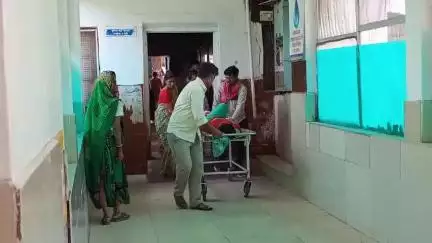 टीकमगढ़: मऊकडवाहा गांव में मानसिक रूप से विक्षिप्त महिला ने खाया ज़हरीला पदार्थ, जिला अस्पताल में उपचार जारी