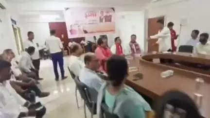 ওদালগুৰি: চহৰৰ লোকনিৰ্মাণ বিভাগৰ প্ৰেক্ষাগৃহত পেছাদাৰী ব্যক্তিসকলৰ সন্মিলন অনুষ্ঠিত হয়, উপস্থিত থাকে ৰাজ্যিক বিজেপিৰ মুখপাত্ৰ