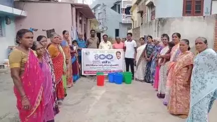 కోరుట్ల: పట్టణంలోని 26వ వార్డులో తడి చెత్త, పొడి చెత్త, హానికరమైన చెత్తపై అవగాహన కల్పించిన మున్సిపల్ అధికారులు