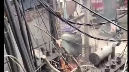 अमरोहा: अमरोहा में ट्रांसफार्मर में भीषण आग, आग लगने का लाइव वीडियो हुआ वायरल