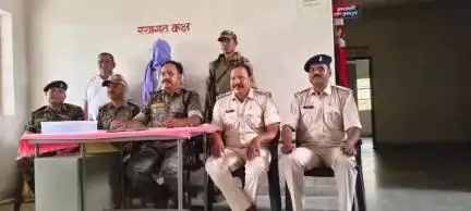 उंटारी रोड: डेवडर गांव का युवक सोशल मीडिया पर हथियार के साथ दिखा, दो देसी कट्टों के साथ गिरफ्तार, पुलिस ने भेजा जेल