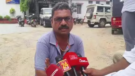 दंतेवाड़ा: प्रदेश कांग्रेस कमेटी के सचिव राजकुमार तामो ने अपने सुरक्षाकर्मियों पर गाली-गलौज करने का आरोप लगाया, धरने पर बैठे