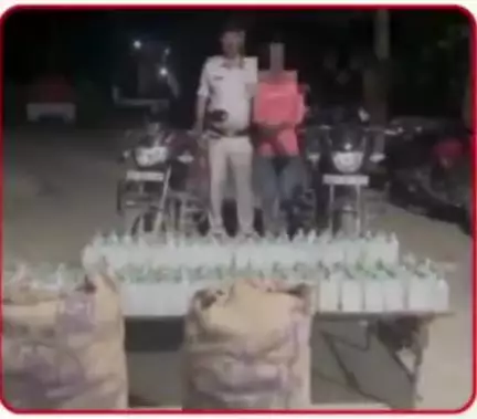 घोड़ासहन: झरौखर पुलिस ने 126 लीटर नेपाली शराब और दो चोरी की मोटरसाइकिल के साथ एक तस्कर को किया गिरफ्तार