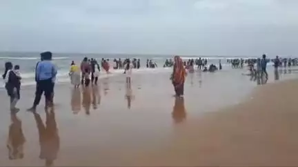ఆదివారం పర్యాటకులతో కిక్కిరిసిన కొత్తపట్నం సముద్రతీరం.. ఎలాంటి అవాంఛనీయ సంఘటనలో చోటు చేసుకోకుండా సహారా కాసిన పోలీసులు