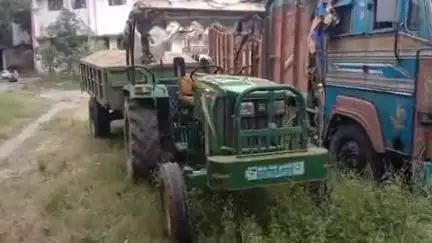 गोला: एनजीटी के रोक के बावजूद गोला क्षेत्र में अवैध बालू की ढुलाई जोरों पर, शिकायत के बाद पुलिस ने ट्रैक्टर किया ज़ब्त