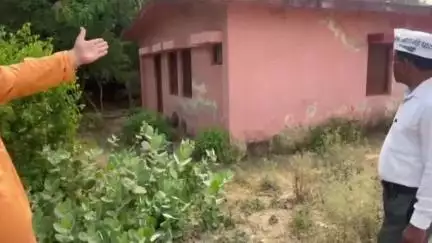 आज़मगढ़: मतौलीपुर में गंदगी से घिरे आरोग्य मंदिर व जर्जर व्यायामशाला ने खोली स्वास्थ्य व्यवस्था की पोल, कार्यकर्ता ने श्रमदान किया