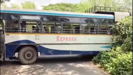 ఇల్లందు: కామేపల్లి మండలం మర్రిగూడెం సమీపంలో ఆర్టీసీ బస్సు లారీ డి