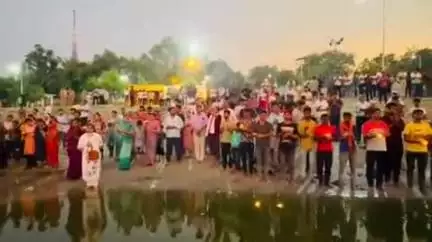 सुल्तानपुर: सुल्तानपुर जिले के गोमती नदी स्थित सीताकुंड धाम पर आदि गोमती गंगा की भव्य सायंकालीन आरती आयोजित, बड़ी संख्या में श्रद्धालु शामिल हुए