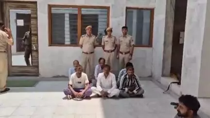 सरदारशहर: पुलिस ने धरपकड़ अभियान के तहत राजासर बीकान में तीन फरार स्थाई वारंटियों सहित 6 को किया गिरफ्तार