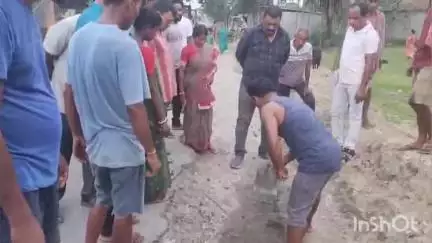 আলিপুরদুয়ার ১: বঞ্চুকামারি এলাকায় সড়ক নির্মাণে নিম্ন মানের কাজের অভিযোগ,পরির্দশন করলেন জেলা পরিষদের সহ সভাধিপতি