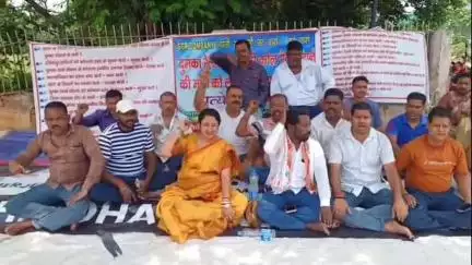 दुमका: रेलवे स्टेशन परिसर से कोयला डंपिंग यार्ड हटाने की मांग को लेकर रसिकपुर और आसपास के लोगों ने स्टेशन पर दिया धरना