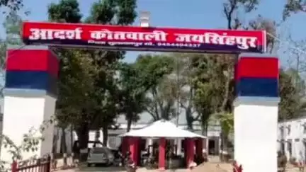 जयसिंहपुर: पूर्वांचल एक्सप्रेसवे पर भीषण सड़क हादसा, ट्रक से टकराई स्कॉर्पियो, तीन की मौत, चालक गंभीर रूप से घायल, चल रहा है इलाज