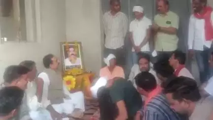 बडोनी: ग्राम बड़ोन कलां में पूर्व गृहमंत्री डॉ. मिश्रा ने जनपद सदस्य के घर शोक संवेदना व्यक्त की
