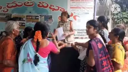 హిందూపురం ముదిరెడ్డిపల్లి లో నివాస ప్రాంతాల్లో ఉన్న బెల్ట్ షాపు తొలగించాలని మహిళలు వన్ టౌన్ పోలీస్ స్టేషన్లో ఫిర్యాదు