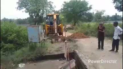 उमरेठ: पंचायत के बोर में गिरा मेमना, जेसीबी से गड्ढा खोदकर निकाला गया
