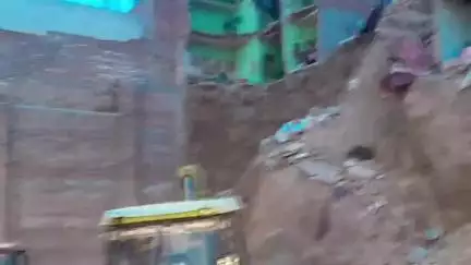 मथुरा: अमरीश टीला में अवैध निर्माण से धराशाई हुए मकान के मलवे में दबे लोगों की तलाश में टीमें आठ घंटे से जुटी