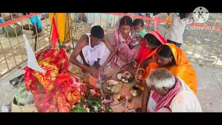 सोनाहातु: सोनाहातू में रोजो पर्व मनाया गया, ग्रामदेवता की पूजा हुई, महिलाओं ने नकारात्मक चीजें घड़े में डालकर बाहर फेंकी