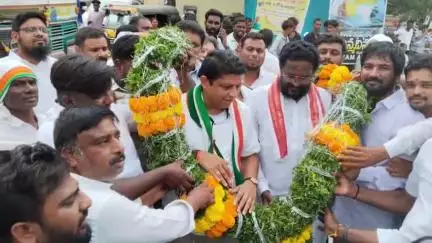పెద్దపల్లి: TPCC ప్రధాన కార్యదర్శి నీ సన్మానించిన కాంగ్రెస్ పార్టీ నాయకులు
