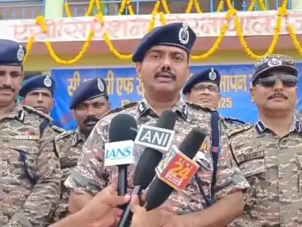 सुकमा: दोरनापाल में आयोजित संभाग स्तरीय वॉलीबॉल प्रतियोगिता में पहुंचे छत्तीसगढ़ सीआरपीएफ आईजी राकेश अग्रवाल