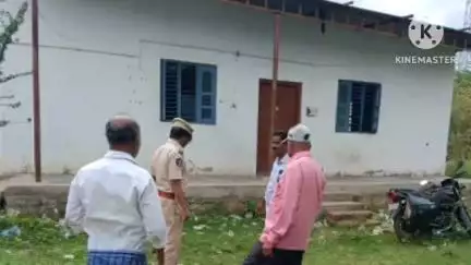 హిందూపురం ముదిరెడ్డిపల్లిలో అనధికారిక మద్యం దుకాణం నిర్వహిస్తున్నారనీవార్డు ప్రజలఫిర్యాదు మేరకు ఎక్సైజ్ అధికారుల తనిఖీలు