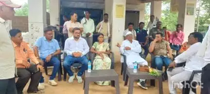 सालेकसा: बोरगाव बाजार येथे खा. डॉक्टर नामदेव किरसान यांनी कार्यकर्त्यांची भेट घेऊन नुकड बैठक घेतली