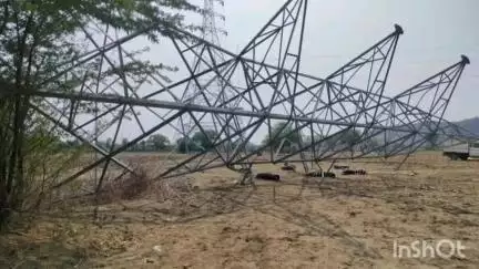 कुलपहाड़: महोबकंठ में 66 केवी पावर लाइन का टावर टूटकर गिरा, ब्लास्ट जैसी आवाज से मची अफरा-तफरी