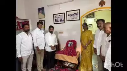 వికారాబాద్: చింతకుంటలో మాజీ మంత్రి ఇంద్రారెడ్డి సోదరి దశదిన కర్మలో పాల్గొన్న మాజీ మంత్రి సబితా ఇంద్రారెడ్డి