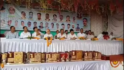 उचेहरा: बंधन पैलेस उंचेहरा में तंजीम तालिब ए अदब इस्लामिया कमेटी द्वारा होनहार छात्रों का सम्मान