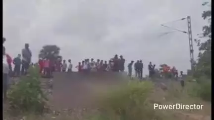 चान्दन: पारडीह गांव के पास पारिवारिक कलह से तंग आकर वृद्ध दंपत्ति ने ट्रेन के आगे कूदकर आत्महत्या की