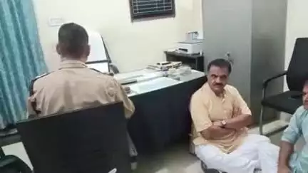 रुद्रपुर: ट्रांजिट कैंप व्यापार मंडल अध्यक्ष को थाने बुलाए जाने से नाराज पूर्व विधायक ने थानाध्यक्ष के कार्यालय में दिया धरना