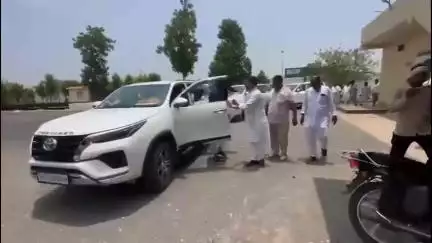 शिवपुरी: सिरसौद गांव में कांग्रेस कार्यकर्ताओं ने महाराष्ट्र के सांसद का किया भव्य स्वागत