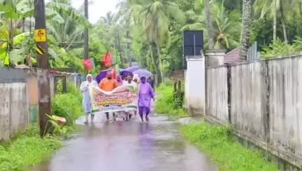 ചാവക്കാട്: റോഡുകളെല്ലാം തോടായി, കടപ്പുറം പഞ്ചായത്ത് രണ്ടാം വാർഡ് മെമ്പർക്കെതിരെ ബി.ജെ.പി പ്രതിഷേധം #localissue