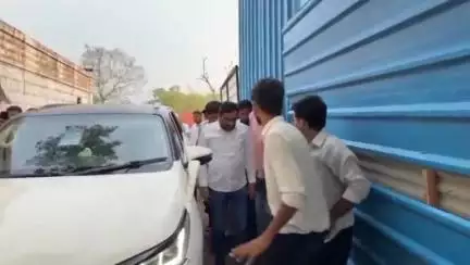 नागौर: नागौर जिले के डॉक्टर द्वारा आत्महत्या के मामले में सांसद हनुमान बेनीवाल परिजनों से मिलने पहुंचे