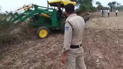 लटेरी: लटेरी के मलनिया में प्रशासनिक टीम ने शासकीय भूमि पर किए गए अतिक्रमण को हटाया