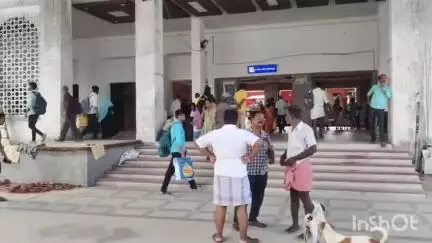 மயிலாடுதுறை: ரயில் நிலையத்தில் டிக்கெட்டுக்கு gpay யில் பணம் செலுத்தனுமா இதைக் கடித்து ரயில் பயணிகள் சங்கத்தினர் ரயில் நிலையத்தில் ஆர்ப்பாட்டம்