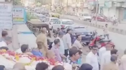 रतलाम: दिल्ली-मुंबई 8 लेन हादसे में घायल मां-बेटे की मौत, खड़े डंपर में घुसी कार, पिता और बेटी इंदौर में भर्ती