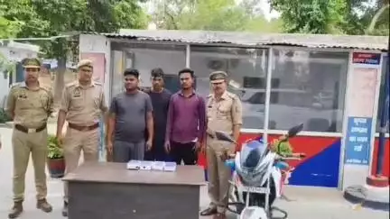 शाहजहांपुर: पुलिस ने सीतापुर सर्विस रोड से 3 तस्करों को 1.88 किलोग्राम अफीम, बाइक, मोबाइल और ₹1200 नकदी के साथ किया गिरफ्तार
