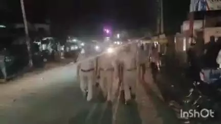 बिधूना: ऐरवाकटरा कस्बा में पुलिस फोर्स द्वारा किया गया पैदल गश्त, भारी संख्या में थाना पुलिस फोर्स रही मौजूद