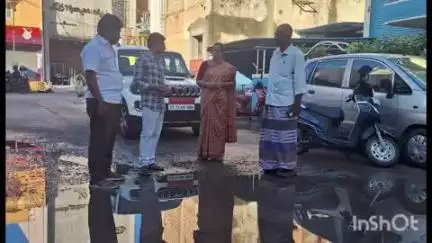 அரக்கோணம்: அரக்கோணம் நகரில் தொடர் மழையால் சேதமடைந்த சாலைகளை நகர மன்ற தலைவர் நேரில் பார்வையிட்டு ஆய்வு செய்தார்