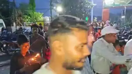 फिरोज़ाबाद: मानव अधिकार सहायता संघ के बैनर तले फ़िरोजाबाद शहर के अटल पार्क में निकाला गया केंडल मार्च