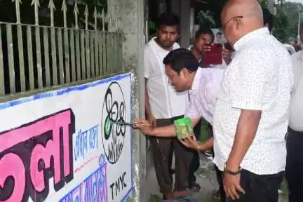 কোচবিহার ২: কোচবিহার বানেশ্বর এলাকায় দেওয়াল লিখনে সামিল হল তৃণমূল কংগ্রেস নেতৃত্বরা, উপস্থিত তৃণমূলের রাজ্য মুখপাত্র