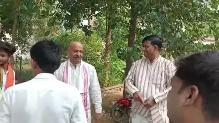 चकरनगर: गोसेवा आयोग के सदस्य का चकरनगर के वन विभाग विश्राम गृह में भव्य स्वागत, मौजूद लोगों को गायों की विभिन्न योजनाएं बताईं