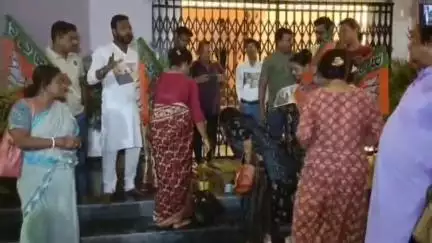 হাবড়া ২: অশোকনগরের মধুচক্র কাণ্ডে অভিনব প্রতিবাদ বিজেপির